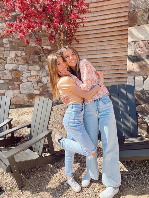 Mother Day Photo, Mothers Day Photoshoot, Mommy And Me Poses, Aesthetic Mother, Cute Friend Poses, Homecoming Poses, Gifts Aesthetic, Cute Photo Poses, Sisters Photoshoot Poses