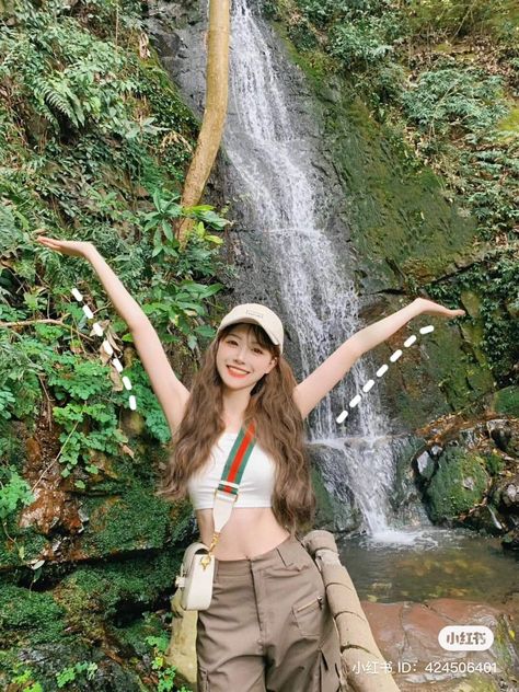 Waterfalls Outfit, Waterfall Outfit, Waterfall Poses, Travel Ootd, Travel Pictures Poses, Bts Girl, Trik Fotografi, Hijabi Fashion, Autumn Photography