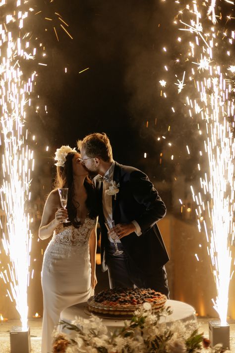 Cake Lighting, Fireworks Cake, Uplighting Wedding, Wedding Fireworks, Sound And Light, Wedding Sparklers, Villa Wedding, Tuscany Wedding, Wedding Engagement Photos