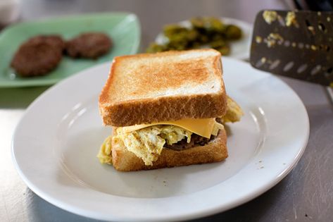 The Pioneer Woman's Cowboy Breakfast Sandwhich (Egg, Cheese, Sausage, Jalapeno, and texas toast) YUM! Pioneer Woman Breakfast, Cowboy Breakfast, Cowboy Recipes, Chicken Caesar Sandwich, Sandwich Egg, Toast Eggs, Sandwich Toast, Ree Drummond Recipes, Roast Beef Sandwich