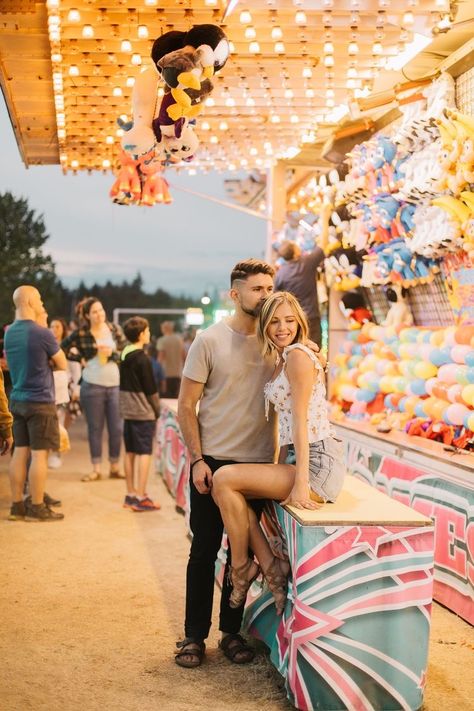 Fair Mini Session Photo Shoot, Fair Engagement Pictures, Fair Family Photoshoot, Fair Photoshoot Couple, Carnival Couple Pictures, Fair Couples Photoshoot, Fairground Photography, Couple Carnival, Disneyland Couples Pictures