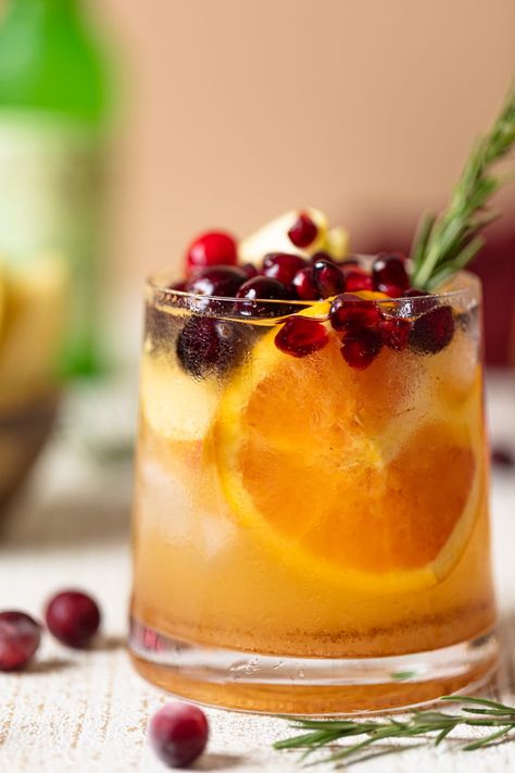 Thanksgiving Punch Mocktail Fall Punch Mocktail, Thanksgiving Drink Station Ideas, Thanksgiving Holiday Punch, Thanksgiving Drink Ideas Non Alcoholic, Thanksgiving Mocktail Punch, Mocktail Thanksgiving Drinks, Thanksgiving Signature Cocktail, Mocktail Thanksgiving, Thanksgiving Holiday Drinks