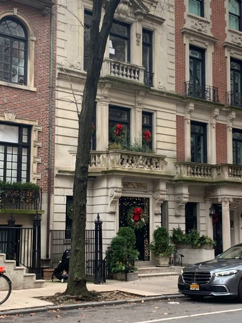 Upper East Side Brownstone, Upper East Side House, Upper East Side Aesthetic, Gg Aesthetic, Upper East Side Fashion, Upper East Side Townhouse, Nyc Upper East Side, Soho Manhattan, Holidays In New York