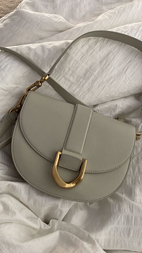 Charles And Keith Bags Aesthetic, White Purse Aesthetic, Classy Bags, Charles And Keith Bags, Purse Aesthetic, Charles And Keith, Fits Ideas, My Style Bags, Bag Obsession