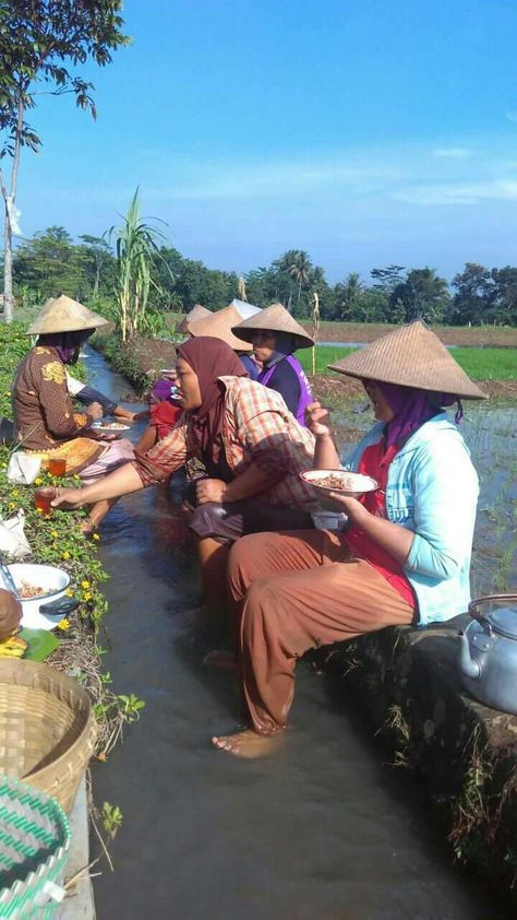 Makan siang bersama dditepian sawah, nikmat yg tae gantikan oleh sendok garpu perak  piring dari kristal. Myanmar Art, Philippines Culture, Emotional Photography, Fotografi Alam Semula Jadi, We Are The World, Village Life, Beautiful Landscape Wallpaper, Alam Yang Indah, Alam Semula Jadi