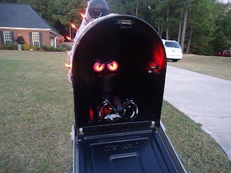 ;) Halloween Mailbox Decorations, Halloween Outside, Halloween Post, Say Sorry, Sun Porch, Halloween 2015, Halloween Inspiration, Halloween Props, Halloween Boo