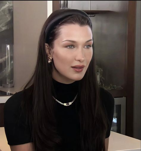 Bella Hadid Hair, Bella Hadid Outfits, Long Dark Hair, Hadid Style, Rich Girl, 가을 패션, French Girl, Bella Hadid, Dark Hair