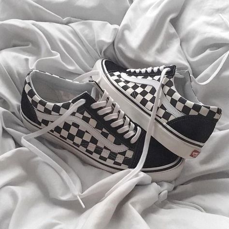 Vans - Checker Flame Old Skool - flat lay sneakers - old skool sneakers - fall sneakers - fall outfit Vans Wallpaper, Puma Outfit, Fall Sneakers, Tenis Vans, Vans Checkered, Checkered Vans, Vans Outfit, Vans Checkerboard, Vans Era