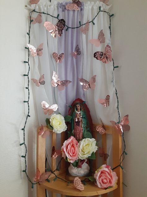 Virgencita Altar At Home, Altar Ideas, Mini Altar, Virgin Of Guadalupe, Altar Decorations, Church Decor, Christmas Deco, Home Made, Room Inspo