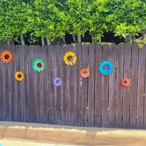 Garden Flower Ideas, Faux Garden, Whimsy Flowers, Flower Fence, Tin Can Flowers, Diy Fleur, Plastic Bottle Flowers, Glass Garden Flowers, Rock Flowers