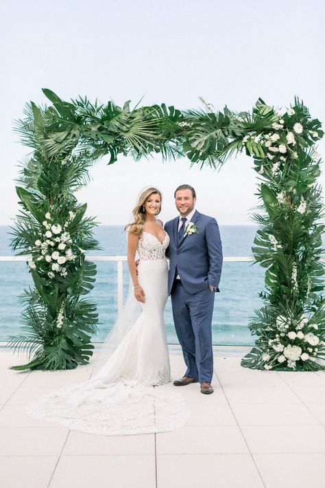 Weddingchicks Tropical Wedding Backdrop Ideas, Tropical Ceremony Arch, Tropical Wedding Arch, Tropical Glam Wedding, Tropical Theme Wedding, Tropical Garden Wedding, Tropical Arch, Beach Wedding Ceremony Arch, Tropical Wedding Theme