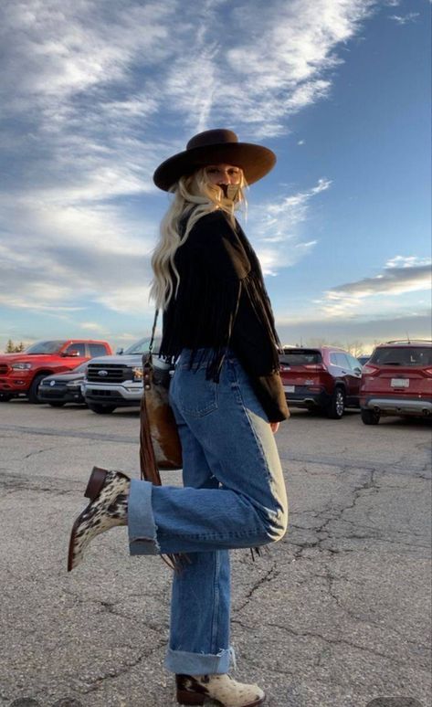 Styling Cowgirl Boots With Jeans, Aesthetic Rodeo Outfit, Western Outdoorsy Outfits, Cowgirl Hat Outfit Winter, Turtle Neck Western Outfit, Fall Country Outfits Concert, Western Style Inspiration, Western Going Out Outfit Winter, Rainy Day Country Outfit