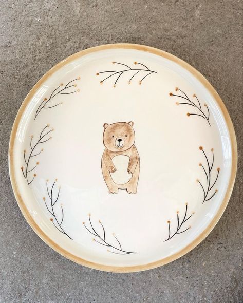 Ceramic Painting Easy Ideas, Bear Pottery Painting, Animal Pottery Painting Ideas, Baby Ceramic Ideas, Pottery Painting For Boyfriend, Cute Pottery Painting Ideas Plates, Pottery Painting Animals, Baby Pottery Painting Ideas, Color Me Mine Ideas Plates