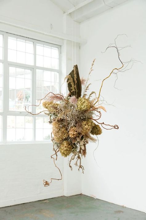 Floral Exhibition, Dried Flower Projects, Hanging Floral Installation, Door For Christmas, Diy Wall Hanging Yarn, Flower Cloud, Flower Styling, Floral Designs Arrangements, Waste Art