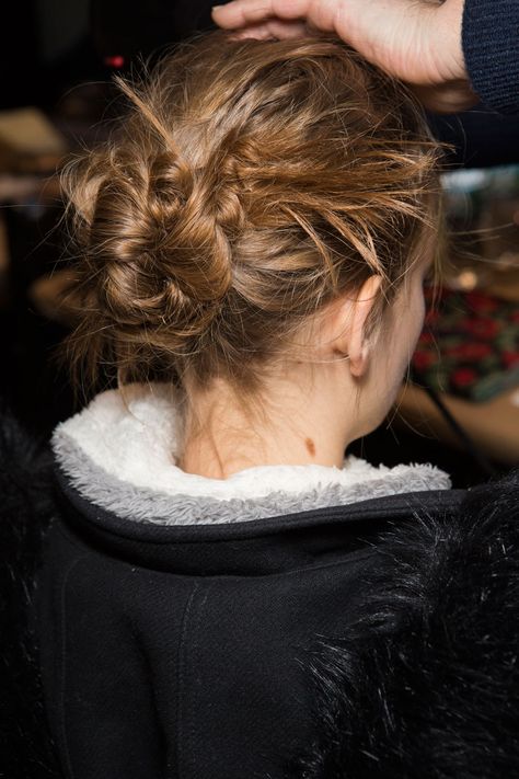 Vera Wang Fall 2015 Bun Knot, Perfect Student, Fashion Week Hair, Espresso Martinis, Perfect Messy Bun, Fairy Hair, Popsugar Beauty, Beauty Looks, Trending Hairstyles