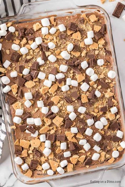 Smores Poke Cake, 9x13 Cake Recipes, Smores Cake Recipe, Marshmallow Recipes, Easy Smores, Chocolate Smores, Bars Cookies, Poke Cake Recipe, Chocolate Poke Cake