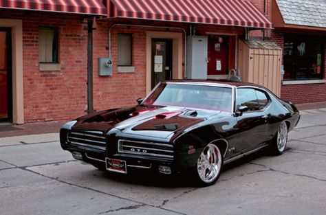 GTO  -  Would love to have this parked in my garage; memories of the 70s and muscle car cruisin' Hot Rod Autos, Auto Retro, Pontiac Cars, Custom Muscle Cars, 1957 Chevrolet, Sweet Cars, Hot Rods Cars, Rat Rods, Pontiac Gto