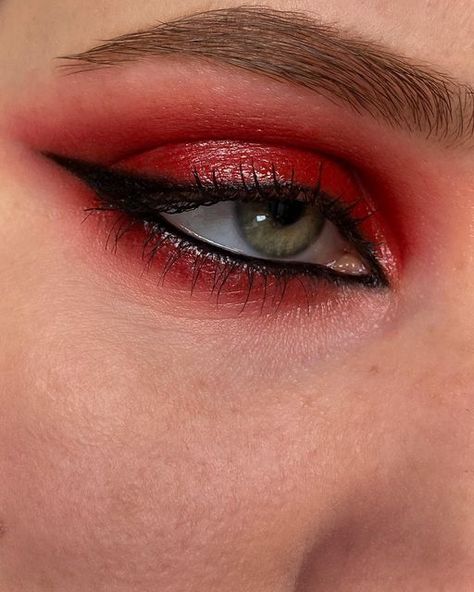 Red And Black Concert Makeup, Twenty One Pilots Concert Makeup, Red Makeup Looks Hooded Eyes, Clancy Makeup, Twenty One Pilots Makeup Clancy, Clancy Makeup Twenty One Pilots, Red Grunge Makeup, Twenty One Pilots Makeup, Red Halloween Makeup