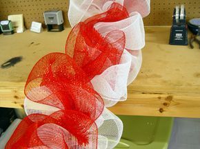 Mesh Ribbon Garland Diy, Decorative Mesh Garland, Mesh Garland How To Make, Diy Ribbon Garland Christmas, Decorating With Mesh Ribbon, Diy Mesh Garland, Deco Mesh Garland Diy, How To Make Christmas Garland, Mesh Ribbon Garland