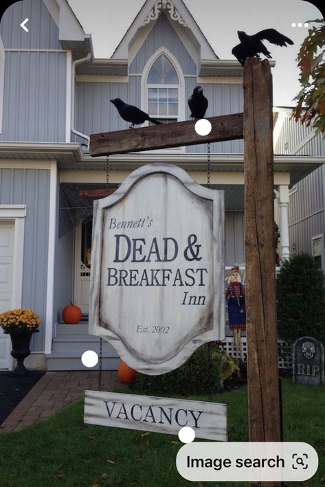 Dead And Breakfast, Spooky Outdoor Halloween Decor, Halloween Outdoor Decoration, Halloween Yard Signs, Dekorasi Halloween, Halloween Decorations Outdoor, Scary Christmas, Diy Halloween Decor, Halloween Prop