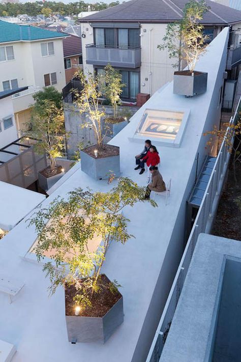 An unusual crescent-shaped family home full of skylights, stepped plan design and a large terrace area in Japan by famous Japanese architect Sou Fujimoto. Sou Fujimoto House, Triplex House, Japanese Roof, Sou Fujimoto, Japan Architecture, Custom Home Plans, Japanese Architect, Roof Architecture, Unusual Homes