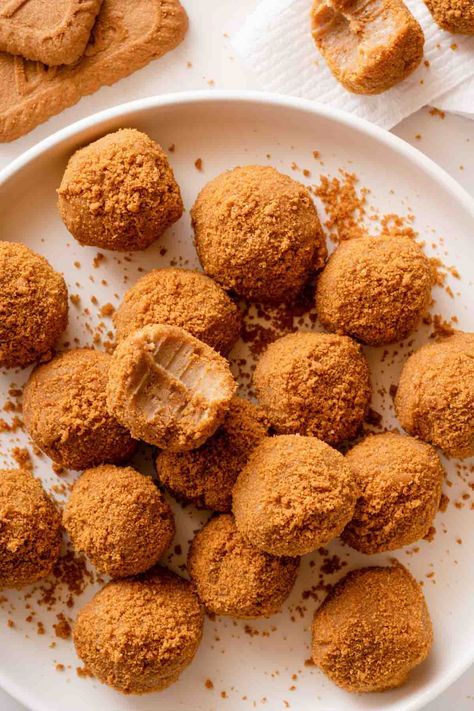 Biscoff Truffles - Nibble and Dine Biscoff Truffles, Biscoff Recipes, Easy Truffles, Vegetarian Cookies, Biscoff Cookie Butter, Biscoff Cookies, Cookie Butter, Fancy Desserts, 4 Ingredient