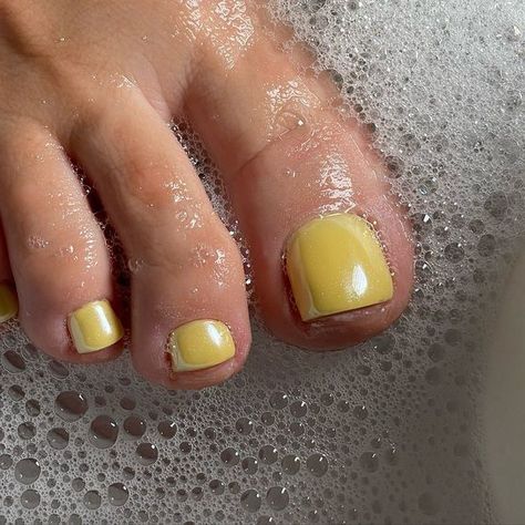 This nail art features a calming pastel yellow hue, creating a gentle and pristine aesthetic, ideal for unwinding at home or indulging in a spa retreat. The polish is meticulously applied, yielding a refined and understated charm that accentuates the innate grace of the nails, catering to those with a penchant for subtle sophistication. Yellow Toe Nail Designs, Yellow Toenails, Yellow Toe Nails, Cobalt Blue Nails, Nails Making, Summer Nails Colors Designs, Diy Steps, Nail Base Coat, Green Nail Art