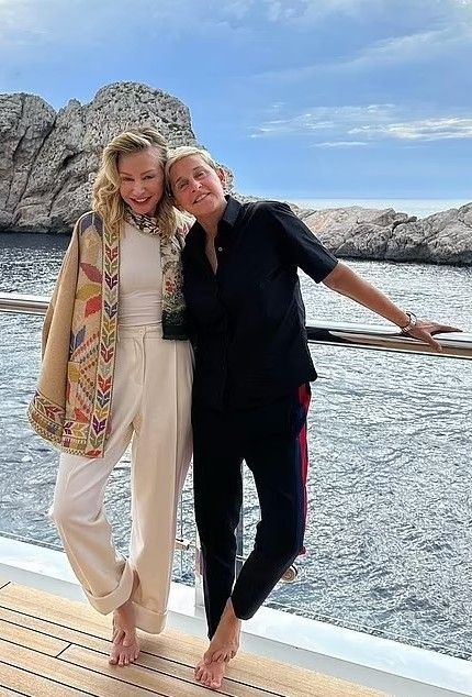 Portia de Rossi and Ellen DeGeneres Ellen And Portia Wedding, Ellen Degeneres And Portia, Ellen And Portia, 16th Wedding Anniversary, Portia De Rossi, Hollywood Couples, Ellen Degeneres, Old Hollywood, Anime Funny