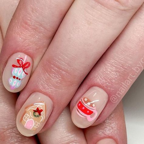 Caroline Moyes on Instagram: "The gingerbread house🥹❤️ inspired by @palomanailstudio • • #nails #nailsnailsnails #nailsofinstagram #utahcountynails #utahnailtech #americanforknails #gelpolish #handpaintednailart #creativenails #detailednails #nailart #trendynails #winternails #utahnails #holidaynails #drapernails #greennails #swirlynails #christmasnails #gingerbreadnails" Ginger Bread Nail Art, Gingerbread House Nails, Navidad Nails, Gingerbread Nails, Nail Time, Christmas Nails Easy, Nail Candy, Painted Nail Art, Cute Gel Nails