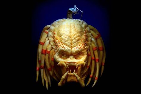 Masterful Pumpkin Carvings by Ray Villafane - Neatorama Ray Villafane, Pumpkin Sculpting, Awesome Pumpkin Carvings, Creative Pumpkin Carving, Amazing Pumpkin Carving, Art Alien, Labu Halloween, Pumpkin Carvings, Carved Pumpkin