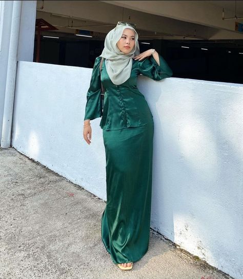 Baju Raya Emerald Green, Emerald Green Dress Hijab, Eid Outfits Ideas, Bee Fashion, Satin Hijab, Hijab Wear, Dress Bridesmaids, Satin Fashion, Eid Outfits