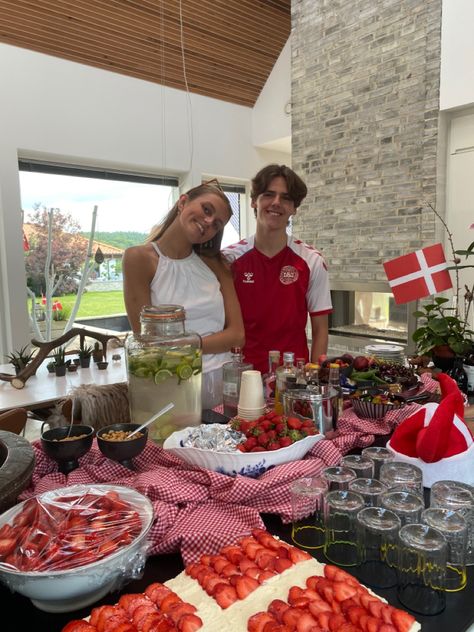 European High School Aesthetic, High School Aesthetic, School Couple, High School Couples, Danish Summer, Birthday Surprises, Pictures Couples, Couple Things, School Aesthetic