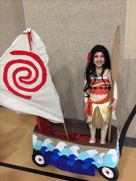 Moana and her boat and paddle diy Halloween Costume family theme Moana Halloween Costume Family Diy, Moana Couple Costume, Moana And Maui Halloween Costumes, Moana Family Costumes, Moana Boat Diy Wagon, Moana Boat Diy, Diy Moana Boat, Halloween Costume Family, Moana Wagon Boat