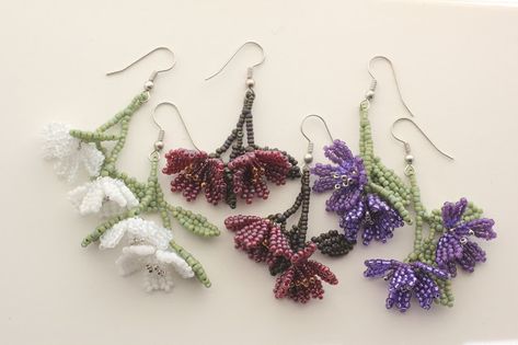 Drawing with Beads Miyuki Beads Pattern, Flowers Hanging, Seed Bead Flowers, Beadwork Designs, Beadwork Necklace, Beading Crafts, Bead Charms Diy, Beaded Jewelry Tutorials, Seed Bead Tutorial