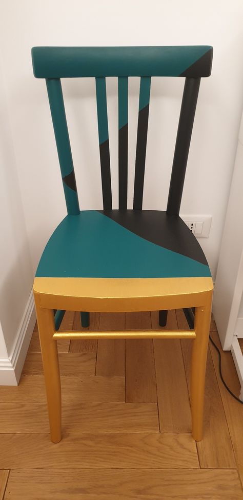 La vecchia sedia del nonno rivisitata con geometrie in nero, verde e oro. Chair Upcycle, Upcycled Dining Chairs, Wood Chair Makeover, Painted Wood Chairs, Oak Chair, Chair Makeover, Black Chair, Painted Chairs, Green Chair