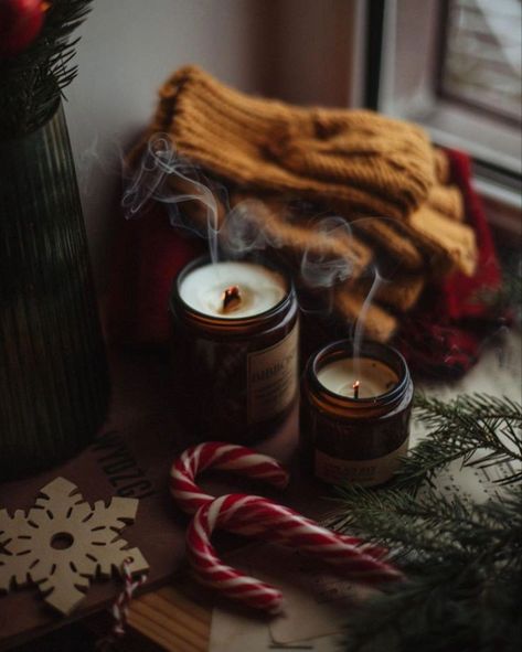 Christmas Food Photography, Candle Photography, Christmas Reading, Christmas Candle Decorations, Autumn Candle, Christmas Pots, Christmas Shoot, Candles Photography, Aesthetic Winter