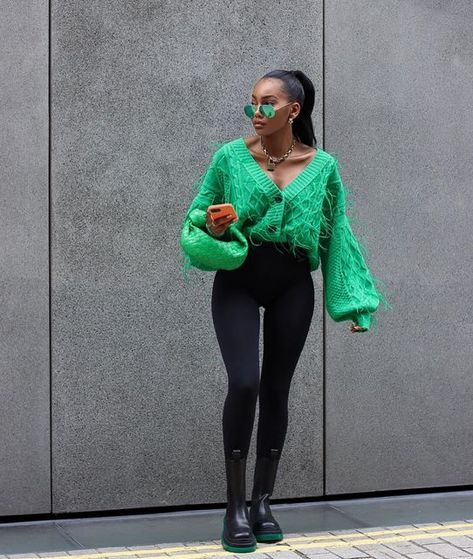 Green Bottega Boots Outfit, Bottega Boots Outfit Black Women, Rain Boots Outfit Black Women, Womens Rain Boots Outfits, Green Boots Outfit Black Women, Rainboots Outfit Black Women, Rain Brunch Outfit, Hunter Green Outfits For Black Women, Pull On Boots Outfit