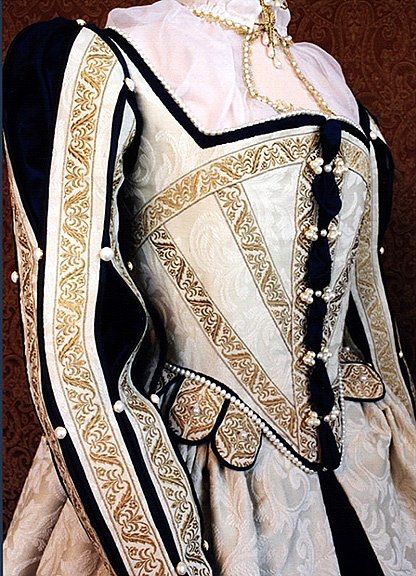 Late period Italian with camica.  Very beautiful creation and many kudos to the creator of this piece. Elizabethan Gown, Elizabethan Costume, Elizabethan Fashion, Tudor Dress, Tudor Fashion, Tudor Costumes, Elizabethan Era, Ikea Bedroom, Fest Outfits