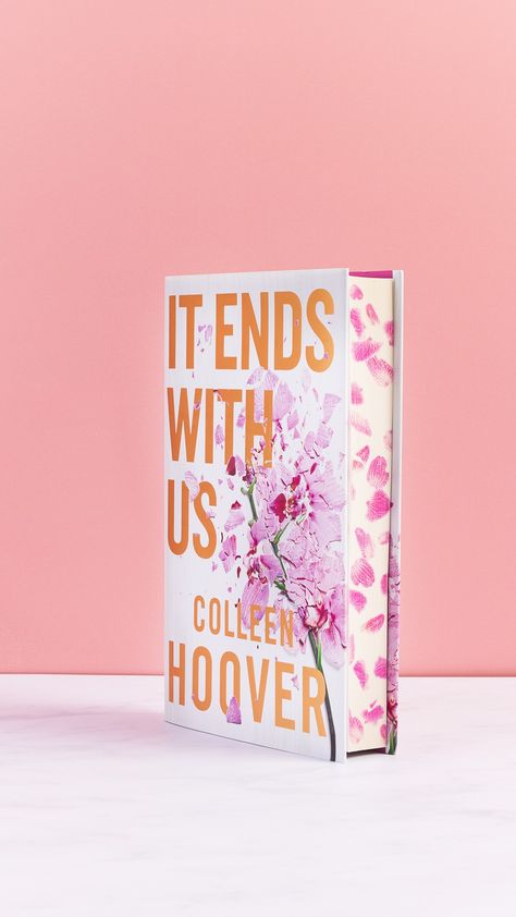 Colleen Hoover's It Ends with Us now as a collector's edition hardback: foiled cover and boards plus floral sprayed edge design Justin Baldoni, Colleen Hoover Books, Teen Romance Books, The Way He Looks, Recommended Books To Read, It Ends With Us, Book Genres, Colleen Hoover, Diy Crafts For Gifts