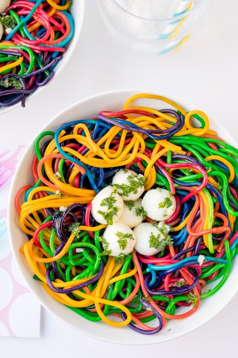 This Simple Rainbow Spaghetti Nest Recipe Actually Tastes Amazing Too! Easter Lunch Menu, Colored Noodles, Rainbow Spaghetti, Rainbow Recipes, Rainbow Pasta, Wacky Wednesday, Easter Lunch, Rainbow Food, Lunch Menu