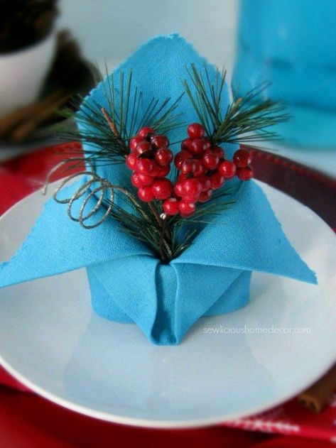 Holiday Crown Diy Napkin Folding, Christmas Tree Napkin Fold, Beautiful Napkin Folding, Napkin Folding Tutorial, Napkin Folding Ideas, Christmas Napkin Folding, Fancy Napkin Folding, Easy Napkin Folding, Cloth Napkin Folding