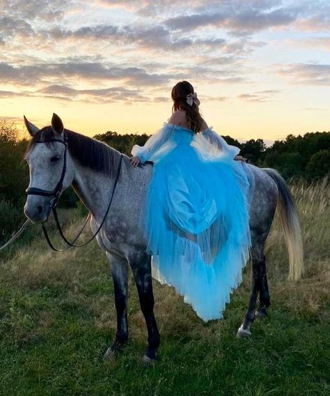 15 Photoshoot Ideas With Horse, Princess Horse Photoshoot, Quinceañera Photoshoot Ideas With Horses, Quinceanera Photoshoot With Horse, Quince Photoshoot With Horse, Quince Pics With Horses, Horse Photoshoot Ideas Dress, Quinceanera Horse Pictures, Quince Horse Photoshoot