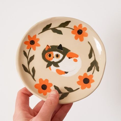 cloudy 🐈shop update: March 16th🌼 on X: "Still in my babushcat era 🐱🧓🌷 https://t.co/M4jRq6iVUy" / X Ceramics Cat Bowl, Pottery Cat Bowl, Pot Illustration, Painting Cat, Ceramic Plate, Clay Painting Ideas, Pottery Painting Ideas, Ceramic Cafe, Diy Pottery Painting