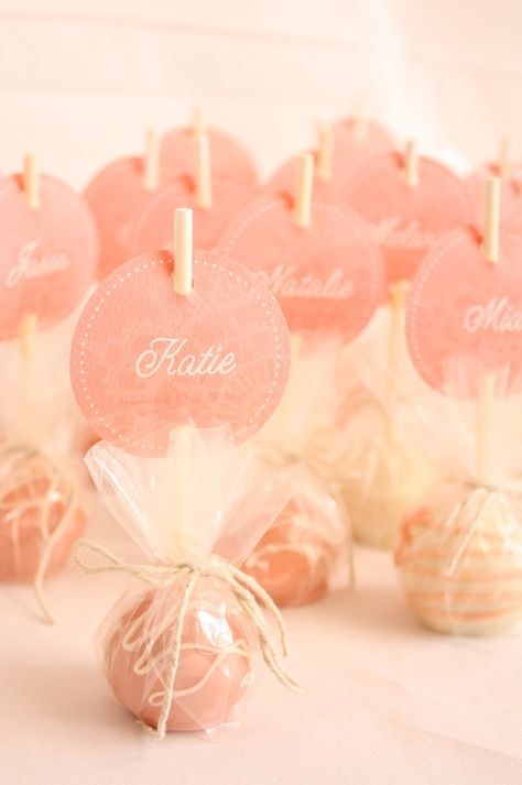 Place name cake pops This is a very yummy idea for locating your seat! Guests are sure to appreciate the gesture Wedding Cake Pops Favors, Fest Temaer, Wedding Cake Pops, Seating Cards, Guest Gifts, Mod Wedding, Cake Pop, Shower Favors, Name Cards