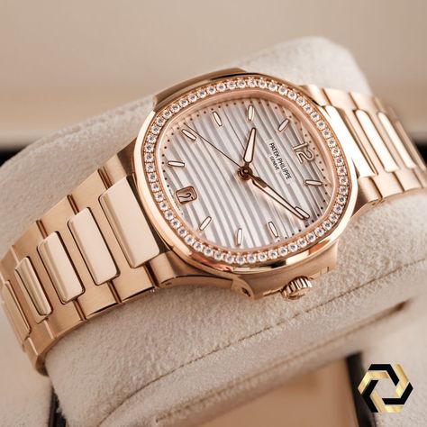 Introducing the Patek Philippe Nautilus 7118/1R automatic watch, designed especially for women who appreciate a blend of sporty elegance and luxury. Crafted in beautiful 18k rose gold, this watch features a sleek design with a simple bezel that frames the stunning silvery opaline dial. The rose gold bracelet, with its mix of polished and satin finishes, exudes sophistication and style. Plus, it comes with a new fold-over clasp that's easy to adjust for maximum comfort. You can admire the self... Modern Watches Women, Rose Gold Patek Philippe, Patek Philippe Women Twenty 4, Watches Women Patek Philippe, Patek Philippe Women, Designer Watches Women, Patek Philippe Rose Gold, Gold Watches, Gold Watches Women