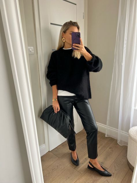 Winteroutfits Chic, Black Jumper Outfit, Feminine Loungewear, Chic Winter Style, Flattering Outfits, Jumper Outfit, Monochrome Outfit, Cool Weather, All Black Looks