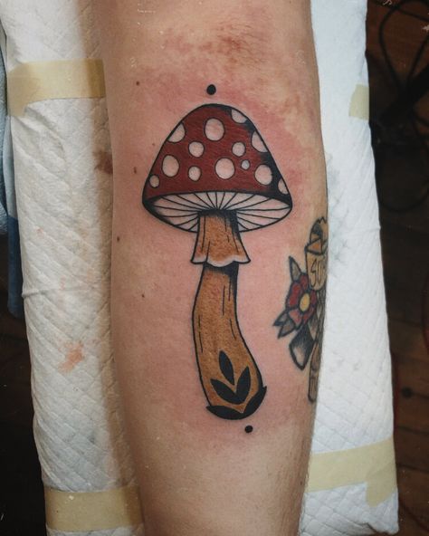 Mushroom Tattoo Ideas, Mushroom Tattoo, Traditional Tattoo Inspiration, Traditional Style Tattoo, Traditional Sleeve, Mushroom Tattoos, American Traditional Tattoos, Traditional Tattoo Sleeve, Old School Tattoos