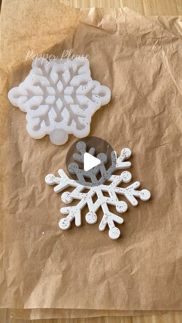 Jesmonite Art, Craft Clay, Concrete Design, Snowflake Designs, Creative Crafts, Molding, Sparkle, Glitter, Stuffed Peppers