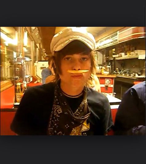 Christofer Drew at Mickey's Diner in Minnesota. (I used to watch this video all the time omfg) Christofer Drew Pfp, Cristofer Drew, Christopher Drew, Chris Drew, Sid And Nancy, Emo Band, Popular Bands, Escape The Fate, Falling In Reverse