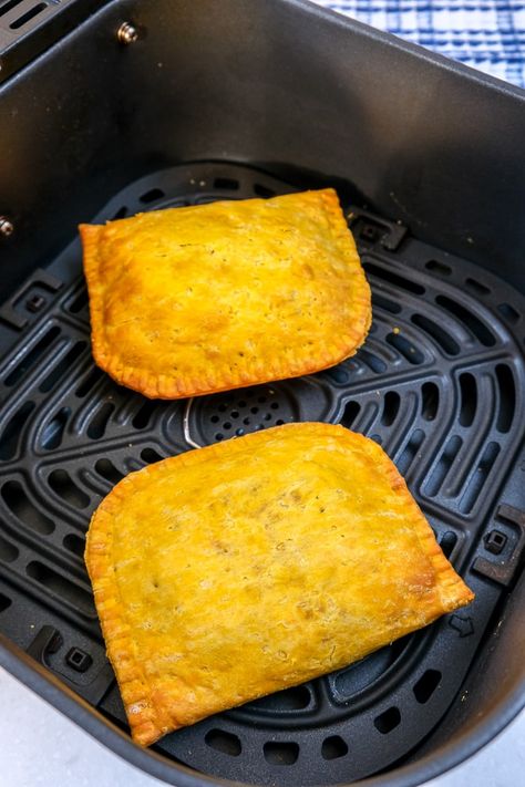 Want to make a frozen Jamaican beef patty in the air fryer? Crispy on the outside and filled with beef, these patties are ready in minutes! Beef Patties Recipes, Jamaican Chicken, Jamaican Beef Patties, Jamaican Patty, Braised Chicken Breast, Quick Delicious Meals, Frozen Beef, Chicken Kiev, Beef Patties